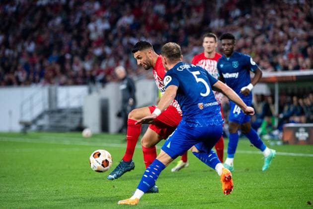 Vincenzo Grifo (SC Freiburg, 32) im Zweikampf mit Vladimir Coufal (West Ham United, 05), GER, SC Freiburg (SCF) vs West Ham United (WHU), Fussball UEFA Europa League, Gruppe A, 2. Spieltag, Saison 2023 2024, 05.10.2023 GER, SC Freiburg (SCF) vs West Ham United (WHU), Fussball UEFA Europa League, Gruppe A, 2. Spieltag, Saison 2023 2024, 05.10.2023 Freiburg Copyright: xEibner-Pressefoto Memmlerx EP_MMR