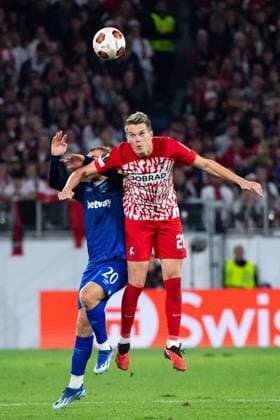 Jarrod Bowen (West Ham United, 20) im Zweikampf mit Matthias Ginter (SC Freiburg, 28), GER, SC Freiburg (SCF) vs West Ham United (WHU), Fussball UEFA Europa League, Gruppe A, 2. Spieltag, Saison 2023 2024, 05.10.2023 GER, SC Freiburg (SCF) vs West Ham United (WHU), Fussball UEFA Europa League, Gruppe A, 2. Spieltag, Saison 2023 2024, 05.10.2023 Freiburg Copyright: xEibner-Pressefoto Memmlerx EP_MMR