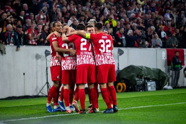Roland Sallai (SC Freiburg, 22), Kiliann Sildillia (SC Freiburg, 25), Vincenzo Grifo (SC Freiburg, 32), Nicolas Hoefler (SC Freiburg, 27) und Team jubeln ueber das Tor zum 1:1, GER, SC Freiburg (SCF) vs West Ham United (WHU), Fussball UEFA Europa League, Gruppe A, 2. Spieltag, Saison 2023 2024, 05.10.2023 GER, SC Freiburg (SCF) vs West Ham United (WHU), Fussball UEFA Europa League, Gruppe A, 2. Spieltag, Saison 2023 2024, 05.10.2023 Freiburg Copyright: xEibner-Pressefoto Memmlerx EP_MMR