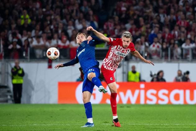 Jarrod Bowen (West Ham United, 20) im Zweikampf mit Matthias Ginter (SC Freiburg, 28), GER, SC Freiburg (SCF) vs West Ham United (WHU), Fussball UEFA Europa League, Gruppe A, 2. Spieltag, Saison 2023 2024, 05.10.2023 GER, SC Freiburg (SCF) vs West Ham United (WHU), Fussball UEFA Europa League, Gruppe A, 2. Spieltag, Saison 2023 2024, 05.10.2023 Freiburg Copyright: xEibner-Pressefoto Memmlerx EP_MMR