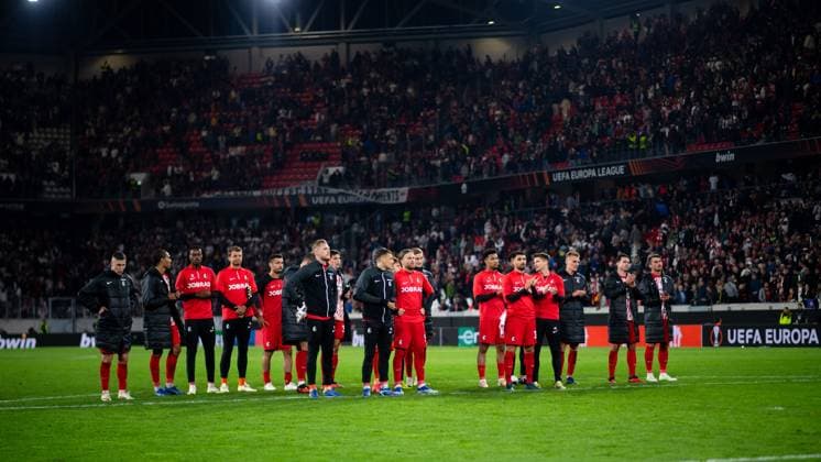 Die Spieler des SCF sind enttauescht ueber die Niederlage und bedanken sich bei den Fans, GER, SC Freiburg (SCF) vs West Ham United (WHU), Fussball UEFA Europa League, Gruppe A, 2. Spieltag, Saison 2023 2024, 05.10.2023 GER, SC Freiburg (SCF) vs West Ham United (WHU), Fussball UEFA Europa League, Gruppe A, 2. Spieltag, Saison 2023 2024, 05.10.2023 Freiburg Copyright: xEibner-Pressefoto Memmlerx EP_MMR