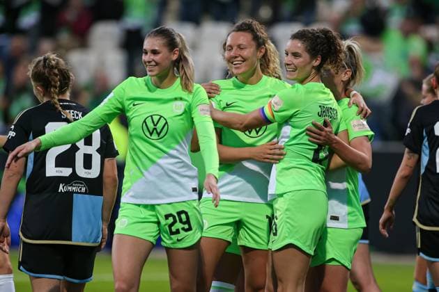 v.li.: Jule Brand (VfL Wolfsburg, 29), Torschützin Fenna Kalma (VfL Wolfsburg, 19) und Dominique Janssen (VfL Wolfsburg, 6) mit Torjubel, Jubel, jubeln, jubelt, optimistisch, Spielszene, Highlight, Freude über das Tor zum 1:0, DIE DFB-RICHTLINIEN UNTERSAGEN JEGLICHE NUTZUNG VON FOTOS ALS SEQUENZBILDER UND ODER VIDEOÄHNLICHE FOTOSTRECKEN. DFB REGULATIONS PROHIBIT ANY USE OF PHOTOGRAPHS AS IMAGE SEQUENCES AND OR QUASI-VIDEO., 06.10.2023, Wolfsburg (Deutschland), Fussball, Google Pixel Frauen-Bundesliga, VfL Wolfsburg - 1. FC Nürnberg