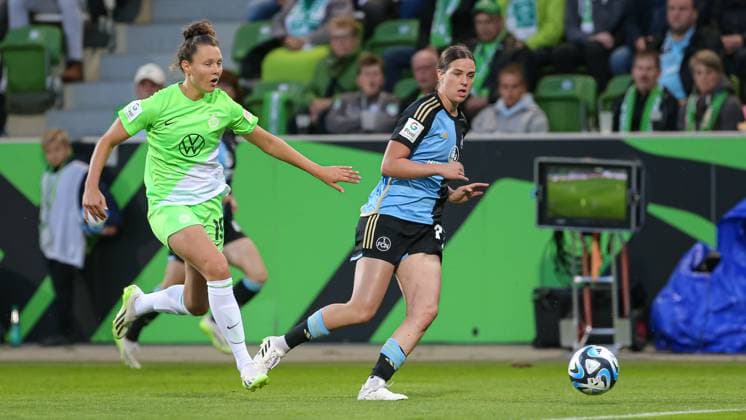v.li.: Fenna Kalma (VfL Wolfsburg, 19) und Lara Schmidt (1. FC Nürnberg, 27) im Zweikampf, Duell, Dynamik, Aktion, Action, Spielszene, DIE DFB-RICHTLINIEN UNTERSAGEN JEGLICHE NUTZUNG VON FOTOS ALS SEQUENZBILDER UND ODER VIDEOÄHNLICHE FOTOSTRECKEN. DFB REGULATIONS PROHIBIT ANY USE OF PHOTOGRAPHS AS IMAGE SEQUENCES AND OR QUASI-VIDEO., 06.10.2023, Wolfsburg (Deutschland), Fussball, Google Pixel Frauen-Bundesliga, VfL Wolfsburg - 1. FC Nürnberg