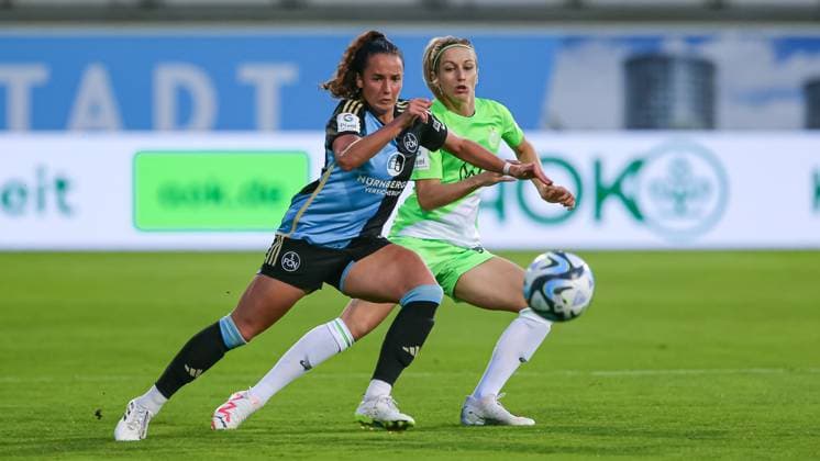 v.li.: Elena Mühlemann (1. FC Nürnberg, 14) und Kathrin Hendrich (Kathy, VfL Wolfsburg, 4) im Zweikampf, Duell, Dynamik, Aktion, Action, Spielszene, DIE DFB-RICHTLINIEN UNTERSAGEN JEGLICHE NUTZUNG VON FOTOS ALS SEQUENZBILDER UND ODER VIDEOÄHNLICHE FOTOSTRECKEN. DFB REGULATIONS PROHIBIT ANY USE OF PHOTOGRAPHS AS IMAGE SEQUENCES AND OR QUASI-VIDEO., 06.10.2023, Wolfsburg (Deutschland), Fussball, Google Pixel Frauen-Bundesliga, VfL Wolfsburg - 1. FC Nürnberg