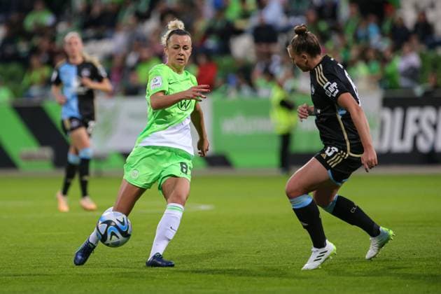 v.li.: Lena Lattwein (VfL Wolfsburg, 8) und Jessica May (1. FC Nürnberg, 6) im Zweikampf, Duell, Dynamik, Aktion, Action, Spielszene, DIE DFB-RICHTLINIEN UNTERSAGEN JEGLICHE NUTZUNG VON FOTOS ALS SEQUENZBILDER UND ODER VIDEOÄHNLICHE FOTOSTRECKEN. DFB REGULATIONS PROHIBIT ANY USE OF PHOTOGRAPHS AS IMAGE SEQUENCES AND OR QUASI-VIDEO., 06.10.2023, Wolfsburg (Deutschland), Fussball, Google Pixel Frauen-Bundesliga, VfL Wolfsburg - 1. FC Nürnberg
