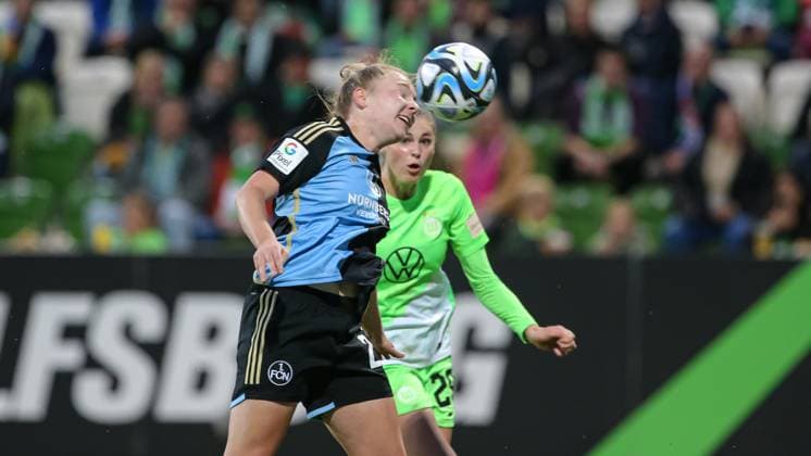 v.li.: Madeleine Steck (1. FC Nürnberg, 28) beim Kopfball, Aktion, Action, Spielszene, DIE DFB-RICHTLINIEN UNTERSAGEN JEGLICHE NUTZUNG VON FOTOS ALS SEQUENZBILDER UND ODER VIDEOÄHNLICHE FOTOSTRECKEN. DFB REGULATIONS PROHIBIT ANY USE OF PHOTOGRAPHS AS IMAGE SEQUENCES AND OR QUASI-VIDEO., 06.10.2023, Wolfsburg (Deutschland), Fussball, Google Pixel Frauen-Bundesliga, VfL Wolfsburg - 1. FC Nürnberg