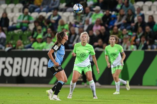 v.li.: Elena Mühlemann (1. FC Nürnberg, 14) beim Kopfball, Aktion, Action, Spielszene, DIE DFB-RICHTLINIEN UNTERSAGEN JEGLICHE NUTZUNG VON FOTOS ALS SEQUENZBILDER UND ODER VIDEOÄHNLICHE FOTOSTRECKEN. DFB REGULATIONS PROHIBIT ANY USE OF PHOTOGRAPHS AS IMAGE SEQUENCES AND OR QUASI-VIDEO., 06.10.2023, Wolfsburg (Deutschland), Fussball, Google Pixel Frauen-Bundesliga, VfL Wolfsburg - 1. FC Nürnberg