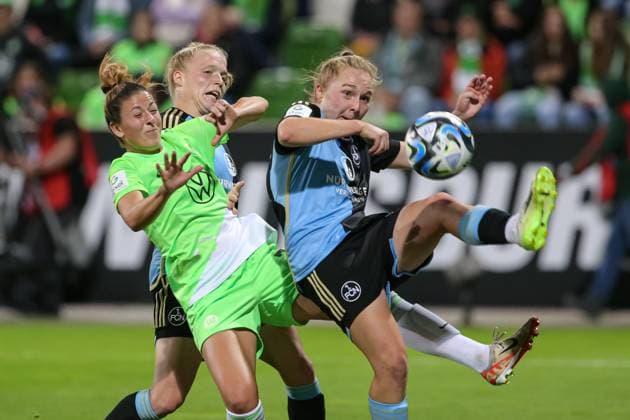 v.li.: Chantal Hagel (VfL Wolfsburg, 7), Franziska Mai (1. FC Nürnberg, 18) und Madeleine Steck (1. FC Nürnberg, 28) im Zweikampf, Duell, Dynamik, Aktion, Action, Spielszene, DIE DFB-RICHTLINIEN UNTERSAGEN JEGLICHE NUTZUNG VON FOTOS ALS SEQUENZBILDER UND ODER VIDEOÄHNLICHE FOTOSTRECKEN. DFB REGULATIONS PROHIBIT ANY USE OF PHOTOGRAPHS AS IMAGE SEQUENCES AND OR QUASI-VIDEO., 06.10.2023, Wolfsburg (Deutschland), Fussball, Google Pixel Frauen-Bundesliga, VfL Wolfsburg - 1. FC Nürnberg