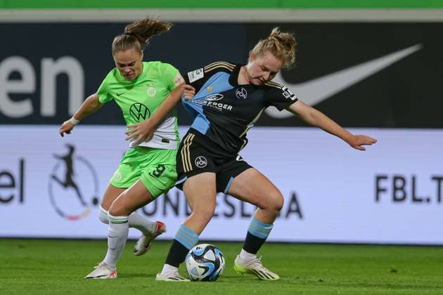 v.li.: Ewa Pajor (VfL Wolfsburg, 9) und Madeleine Steck (1. FC Nürnberg, 28) im Zweikampf, Duell, Dynamik, Aktion, Action, Spielszene, DIE DFB-RICHTLINIEN UNTERSAGEN JEGLICHE NUTZUNG VON FOTOS ALS SEQUENZBILDER UND ODER VIDEOÄHNLICHE FOTOSTRECKEN. DFB REGULATIONS PROHIBIT ANY USE OF PHOTOGRAPHS AS IMAGE SEQUENCES AND OR QUASI-VIDEO., 06.10.2023, Wolfsburg (Deutschland), Fussball, Google Pixel Frauen-Bundesliga, VfL Wolfsburg - 1. FC Nürnberg