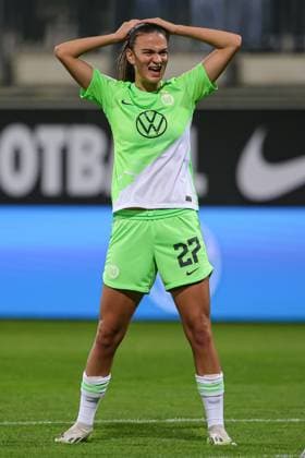 v.li.: Riola Xhemaili (VfL Wolfsburg 27) ärgert sich über eine vergebene Torchance, Chance, Möglichkeit, unzufrieden, enttäuscht, Enttäuschung, DIE DFB-RICHTLINIEN UNTERSAGEN JEGLICHE NUTZUNG VON FOTOS ALS SEQUENZBILDER UND ODER VIDEOÄHNLICHE FOTOSTRECKEN. DFB REGULATIONS PROHIBIT ANY USE OF PHOTOGRAPHS AS IMAGE SEQUENCES AND OR QUASI-VIDEO., 06.10.2023, Wolfsburg (Deutschland), Fussball, Google Pixel Frauen-Bundesliga, VfL Wolfsburg - 1. FC Nürnberg