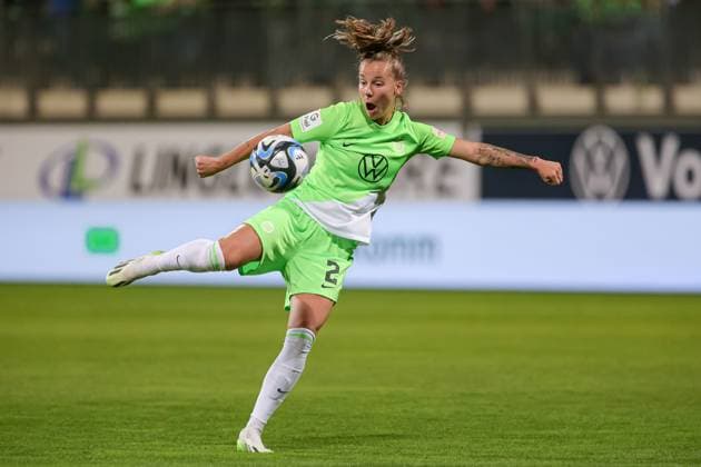 v.li.: Lynn Wilms (VfL Wolfsburg, 2) Freisteller, Einzelbild, Ganzkörper, Aktion, Action, Spielszene, DIE DFB-RICHTLINIEN UNTERSAGEN JEGLICHE NUTZUNG VON FOTOS ALS SEQUENZBILDER UND ODER VIDEOÄHNLICHE FOTOSTRECKEN. DFB REGULATIONS PROHIBIT ANY USE OF PHOTOGRAPHS AS IMAGE SEQUENCES AND OR QUASI-VIDEO., 06.10.2023, Wolfsburg (Deutschland), Fussball, Google Pixel Frauen-Bundesliga, VfL Wolfsburg - 1. FC Nürnberg