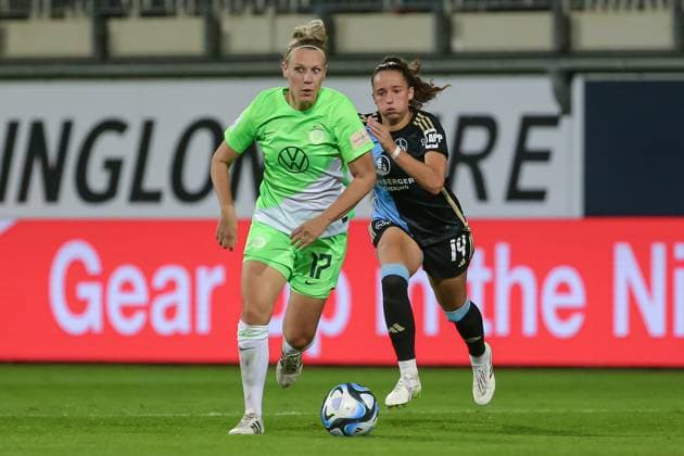v.li.: Kristin Demann (VfL Wolfsburg, 17) und Elena Mühlemann (1. FC Nürnberg, 14) im Laufduell, Zweikampf, Duell, Dynamik, Aktion, Action, Spielszene, DIE DFB-RICHTLINIEN UNTERSAGEN JEGLICHE NUTZUNG VON FOTOS ALS SEQUENZBILDER UND ODER VIDEOÄHNLICHE FOTOSTRECKEN. DFB REGULATIONS PROHIBIT ANY USE OF PHOTOGRAPHS AS IMAGE SEQUENCES AND OR QUASI-VIDEO., 06.10.2023, Wolfsburg (Deutschland), Fussball, Google Pixel Frauen-Bundesliga, VfL Wolfsburg - 1. FC Nürnberg