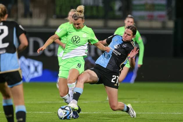 v.li.: Lena Lattwein (VfL Wolfsburg, 8) und Lara Schmidt (1. FC Nürnberg, 27) im Zweikampf, Duell, Dynamik, Aktion, Action, Spielszene, DIE DFB-RICHTLINIEN UNTERSAGEN JEGLICHE NUTZUNG VON FOTOS ALS SEQUENZBILDER UND ODER VIDEOÄHNLICHE FOTOSTRECKEN. DFB REGULATIONS PROHIBIT ANY USE OF PHOTOGRAPHS AS IMAGE SEQUENCES AND OR QUASI-VIDEO., 06.10.2023, Wolfsburg (Deutschland), Fussball, Google Pixel Frauen-Bundesliga, VfL Wolfsburg - 1. FC Nürnberg