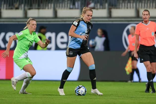 v.li.: Kristin Demann (VfL Wolfsburg, 17) und Kerstin Bogenschütz (1. FC Nürnberg, 8) im Laufduell, Zweikampf, Duell, Dynamik, Aktion, Action, Spielszene, DIE DFB-RICHTLINIEN UNTERSAGEN JEGLICHE NUTZUNG VON FOTOS ALS SEQUENZBILDER UND ODER VIDEOÄHNLICHE FOTOSTRECKEN. DFB REGULATIONS PROHIBIT ANY USE OF PHOTOGRAPHS AS IMAGE SEQUENCES AND OR QUASI-VIDEO., 06.10.2023, Wolfsburg (Deutschland), Fussball, Google Pixel Frauen-Bundesliga, VfL Wolfsburg - 1. FC Nürnberg