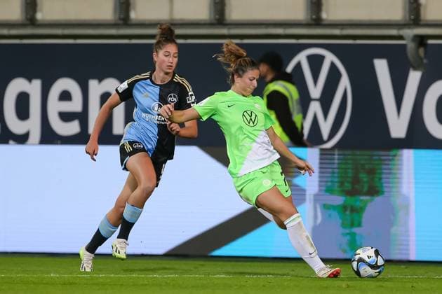 v.li.: Emma Kusch (1. FC Nürnberg, 9) und Chantal Hagel (VfL Wolfsburg, 7) im Zweikampf, Duell, Dynamik, Aktion, Action, Spielszene, DIE DFB-RICHTLINIEN UNTERSAGEN JEGLICHE NUTZUNG VON FOTOS ALS SEQUENZBILDER UND ODER VIDEOÄHNLICHE FOTOSTRECKEN. DFB REGULATIONS PROHIBIT ANY USE OF PHOTOGRAPHS AS IMAGE SEQUENCES AND OR QUASI-VIDEO., 06.10.2023, Wolfsburg (Deutschland), Fussball, Google Pixel Frauen-Bundesliga, VfL Wolfsburg - 1. FC Nürnberg