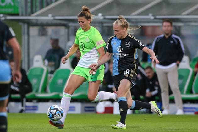 v.li.: Chantal Hagel (VfL Wolfsburg, 7) und Franziska Mai (1. FC Nürnberg, 18) im Zweikampf, Duell, Dynamik, Aktion, Action, Spielszene, DIE DFB-RICHTLINIEN UNTERSAGEN JEGLICHE NUTZUNG VON FOTOS ALS SEQUENZBILDER UND ODER VIDEOÄHNLICHE FOTOSTRECKEN. DFB REGULATIONS PROHIBIT ANY USE OF PHOTOGRAPHS AS IMAGE SEQUENCES AND OR QUASI-VIDEO., 06.10.2023, Wolfsburg (Deutschland), Fussball, Google Pixel Frauen-Bundesliga, VfL Wolfsburg - 1. FC Nürnberg