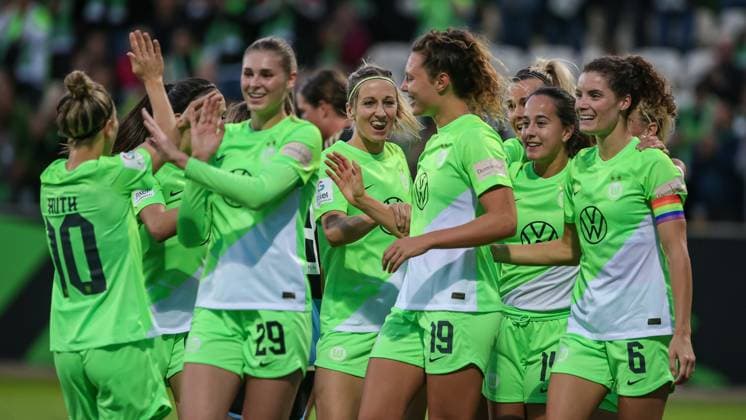 v.li.: Spielerinnen vom VfL Wolfsburg mit Torjubel, Jubel, jubeln, jubelt, optimistisch, Spielszene, Highlight, Freude über das Tor zum 1:0 durch Torschützin Fenna Kalma (VfL Wolfsburg, 19), DIE DFB-RICHTLINIEN UNTERSAGEN JEGLICHE NUTZUNG VON FOTOS ALS SEQUENZBILDER UND ODER VIDEOÄHNLICHE FOTOSTRECKEN. DFB REGULATIONS PROHIBIT ANY USE OF PHOTOGRAPHS AS IMAGE SEQUENCES AND OR QUASI-VIDEO., 06.10.2023, Wolfsburg (Deutschland), Fussball, Google Pixel Frauen-Bundesliga, VfL Wolfsburg - 1. FC Nürnberg