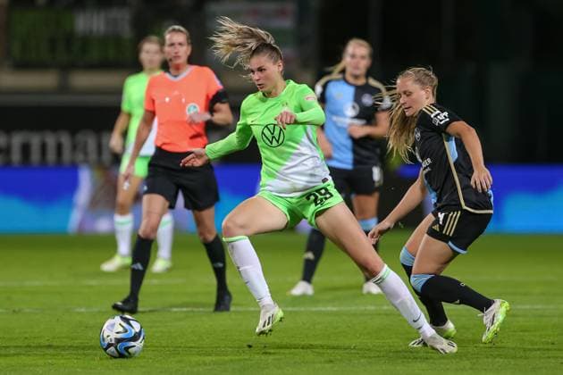 v.li.: Jule Brand (VfL Wolfsburg, 29) und Luisa Guttenberger (1. FC Nürnberg, 4) im Zweikampf, Duell, Dynamik, Aktion, Action, Spielszene, DIE DFB-RICHTLINIEN UNTERSAGEN JEGLICHE NUTZUNG VON FOTOS ALS SEQUENZBILDER UND ODER VIDEOÄHNLICHE FOTOSTRECKEN. DFB REGULATIONS PROHIBIT ANY USE OF PHOTOGRAPHS AS IMAGE SEQUENCES AND OR QUASI-VIDEO., 06.10.2023, Wolfsburg (Deutschland), Fussball, Google Pixel Frauen-Bundesliga, VfL Wolfsburg - 1. FC Nürnberg