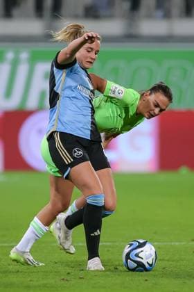 v.li.: Kerstin Bogenschütz (1. FC Nürnberg, 8) und Riola Xhemaili (VfL Wolfsburg 27) im Zweikampf, Duell, Dynamik, Aktion, Action, Spielszene, DIE DFB-RICHTLINIEN UNTERSAGEN JEGLICHE NUTZUNG VON FOTOS ALS SEQUENZBILDER UND ODER VIDEOÄHNLICHE FOTOSTRECKEN. DFB REGULATIONS PROHIBIT ANY USE OF PHOTOGRAPHS AS IMAGE SEQUENCES AND OR QUASI-VIDEO., 06.10.2023, Wolfsburg (Deutschland), Fussball, Google Pixel Frauen-Bundesliga, VfL Wolfsburg - 1. FC Nürnberg