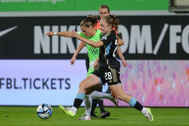 v.li.: Ewa Pajor (VfL Wolfsburg, 9) und Madeleine Steck (1. FC Nürnberg, 28) im Zweikampf, Duell, Dynamik, Aktion, Action, Spielszene, DIE DFB-RICHTLINIEN UNTERSAGEN JEGLICHE NUTZUNG VON FOTOS ALS SEQUENZBILDER UND ODER VIDEOÄHNLICHE FOTOSTRECKEN. DFB REGULATIONS PROHIBIT ANY USE OF PHOTOGRAPHS AS IMAGE SEQUENCES AND OR QUASI-VIDEO., 06.10.2023, Wolfsburg (Deutschland), Fussball, Google Pixel Frauen-Bundesliga, VfL Wolfsburg - 1. FC Nürnberg