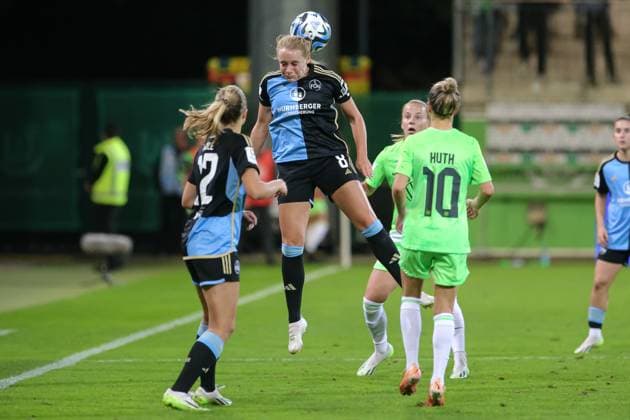 v.li.: Kerstin Bogenschütz (1. FC Nürnberg, 8) beim Kopfball, Aktion, Action, Spielszene, DIE DFB-RICHTLINIEN UNTERSAGEN JEGLICHE NUTZUNG VON FOTOS ALS SEQUENZBILDER UND ODER VIDEOÄHNLICHE FOTOSTRECKEN. DFB REGULATIONS PROHIBIT ANY USE OF PHOTOGRAPHS AS IMAGE SEQUENCES AND OR QUASI-VIDEO., 06.10.2023, Wolfsburg (Deutschland), Fussball, Google Pixel Frauen-Bundesliga, VfL Wolfsburg - 1. FC Nürnberg