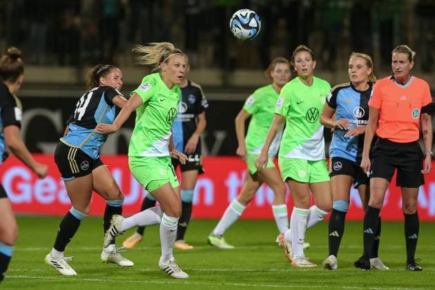 v.li.: Elena Mühlemann (1. FC Nürnberg, 14) und Kristin Demann (VfL Wolfsburg, 17) im Zweikampf, Duell, Dynamik, Aktion, Action, Spielszene, DIE DFB-RICHTLINIEN UNTERSAGEN JEGLICHE NUTZUNG VON FOTOS ALS SEQUENZBILDER UND ODER VIDEOÄHNLICHE FOTOSTRECKEN. DFB REGULATIONS PROHIBIT ANY USE OF PHOTOGRAPHS AS IMAGE SEQUENCES AND OR QUASI-VIDEO., 06.10.2023, Wolfsburg (Deutschland), Fussball, Google Pixel Frauen-Bundesliga, VfL Wolfsburg - 1. FC Nürnberg