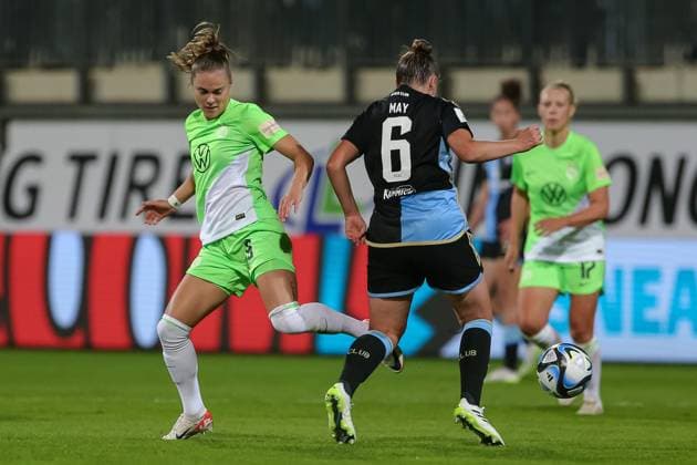v.li.: Ewa Pajor (VfL Wolfsburg, 9) und Jessica May (1. FC Nürnberg, 6) im Zweikampf, Duell, Dynamik, Aktion, Action, Spielszene, DIE DFB-RICHTLINIEN UNTERSAGEN JEGLICHE NUTZUNG VON FOTOS ALS SEQUENZBILDER UND ODER VIDEOÄHNLICHE FOTOSTRECKEN. DFB REGULATIONS PROHIBIT ANY USE OF PHOTOGRAPHS AS IMAGE SEQUENCES AND OR QUASI-VIDEO., 06.10.2023, Wolfsburg (Deutschland), Fussball, Google Pixel Frauen-Bundesliga, VfL Wolfsburg - 1. FC Nürnberg