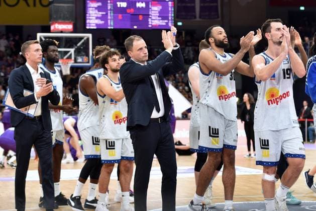 Nikola Markovic (Trainer, Headcoach Hakro Merlins Crailsheim) (M), Leo Westermann (Hakro Merlins Crailsheim 19) (R) enttaeuscht, frustriert, Emotion nach der Niederlage , GER, BG Goettingen - Hakro Merlins Crailsheim, Basketball, Bundesliga BBL, Saison 2023-2024, 3. Spieltag, 07.10.2023. GER, BG Goettingen - Hakro Merlins Crailsheim, Basketbal Bundesliga, BBL, Saison 2023-2024, 07.10.2023 Goettingen Copyright: xEibner-Pressefotox-xRolandxSippelx EP_RSL