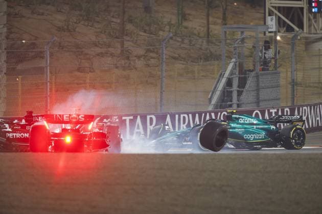 Start of the race, 63 RUSSELL George (gbr), Mercedes AMG F1 Team W14, 44 HAMILTON Lewis (gbr), Mercedes AMG F1 Team W14, crash during the 2023 Formula 1 Qatar Grand Prix, 17th round of the 2023 Formula One World Championship, WM, Weltmeisterschaft from October 6 to 8, 2023 on the Lusail International Circuit, in Doha, Qatar - F1 - QATAR GRAND PRIX 2023 - RACE DPPI Panoramic _R3_8920