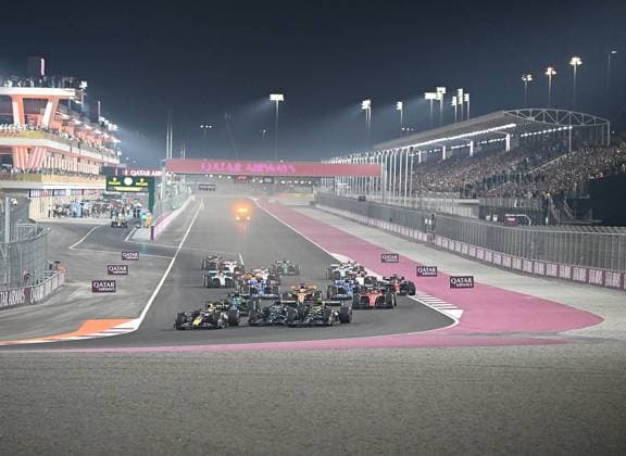Formula 1 Qatar Airways Qatar Grand Prix 2023 08.10.2023, Losail International Circuit, Doha, Formula 1 Qatar Airways Qatar Grand Prix 2023 ,im Bild Rennstart: Max Verstappen (NLD), Oracle Red Bull Racing, Lewis Hamilton (GBR), Mercedes-AMG Petronas Formula One Team, George Russell (GBR), Mercedes-AMG Petronas Formula One Team, Lando Norris (GBR), McLaren F1 Team, Oscar Piastri (AUS), McLaren F1 Team, Nico Hülkenberg (DEU), Moneygram Haas F1 Team, Pierre Gasly (FRA), BWT Alpine F1 Team, Esteban Ocon (FRA), BWT Alpine F1 Team, Fernando Alonso (ESP), Aston Martin Aramco Cognizant Formula One Team