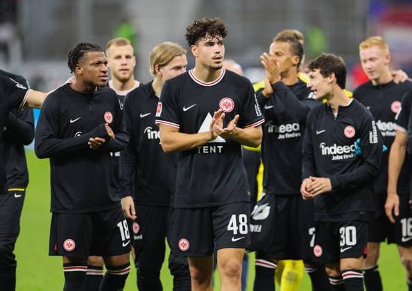 08.10.2023, Fussball Bundesliga, Eintracht Frankfurt - 1. FC Heidenheim, emonline, emspor, v.l., Nacho Ferri (Eintracht Frankfurt) bedankt sich bei den Fans, bedanken, Dank, Mannschaft nach dem Spiel, after the match, bedankt sich bei den Fans, applauds the fans DFL DFB REGULATIONS PROHIBIT ANY USE OF PHOTOGRAPHS AS IMAGE SEQUENCES AND OR QUASI-VIDEO. xdcx Copyright: HMBxMedia