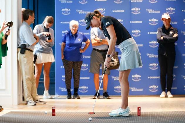 October 12, 2023, Belleair, Florida, USA: LPGA, Golf Damen Tour winner and Tampa resident Elizabeth Szokol, center, putts a ball for charity during the BayCare Birdies for Babies Putting Challenge at the Pelican Golf Club on Thursday, Oct. 12, 2023, in Belleair. Belleair USA - ZUMAs70_ 0308115476st Copyright: xJeffereexWoox