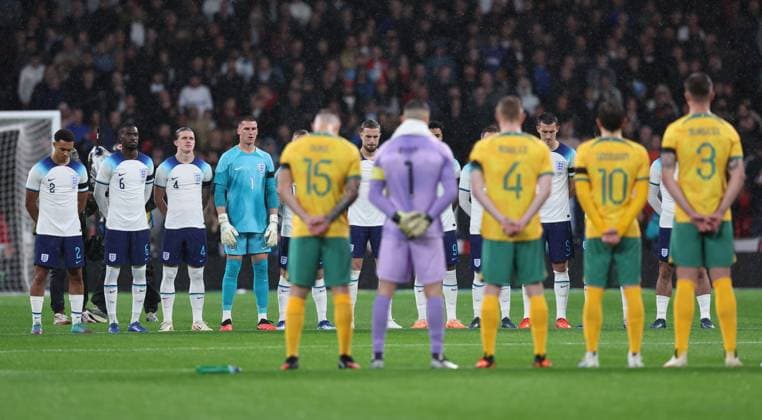 London, England, 13th October 2023. England and Australian players hold a minutes silence during the International Friendly, Länderspiel, Nationalmannschaft match at Wembley Stadium, London. Picture credit should read: David Klein Sportimage EDITORIAL USE ONLY. No use with unauthorised audio, video, data, fixture lists, club league logos or live services. Online in-match use limited to 120 images, no video emulation. No use in betting, games or single club league player publications. SPI-2645-0026