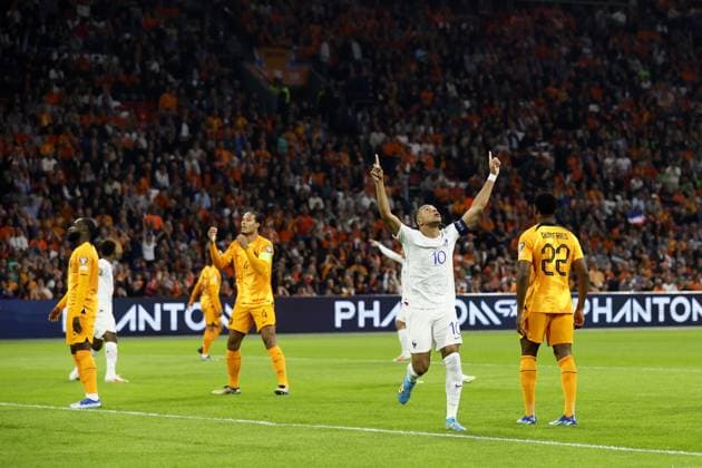 AMSTERDAM - Kylian Mbappe of France (10) celebrates the 0-1. (l-r) Lutsharel Geertruida of Holland, Virgil van Dijk of Holland, Kylian Mbappe of France, Denzel Dumfries of Holland during the European Championship, EM, Europameisterschaft Qualifying match in group B between the Netherlands and France at the Johan Cruijff ArenA on October 13, 2023 in Amsterdam, Netherlands. ANP KOEN VAN WEEL UEFA EURO, EM, Europameisterschaft,Fussball 2024 Qualifying Round 2023 2024 xVIxANPxSportx xxANPxIVx 480998194 originalFilename: 480998194.jpg