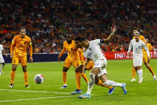 AMSTERDAM - (l-r) Virgil van Dijk of Holland, Lutsharel Geertruida of Holland, Denzel Dumfries of Holland, Kylian Mbappe of France during the European Championship, EM, Europameisterschaft Qualifying match in group B between the Netherlands and France in the Johan Cruijff ArenA on October 13, 2023 in Amsterdam, The Netherlands. ANP KOEN VAN WEEL UEFA EURO, EM, Europameisterschaft,Fussball 2024 Qualifying Round 2023 2024 xVIxANPxSportx xxANPxIVx 480999790 originalFilename: 480999790.jpg