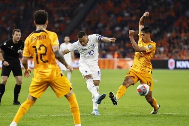 AMSTERDAM - (l-r) referee Felix Zwayer, Quilindschy Hartman of Holland, Kylian Mbappe of France, Tijjani Reijnders of Holland during the European Championship, EM, Europameisterschaft Qualifying match in group B between the Netherlands and France at the Johan Cruijff ArenA on October 13, 2023 in Amsterdam, the Netherlands. ANP MAURICE VAN STEEN UEFA EURO, EM, Europameisterschaft,Fussball 2024 Qualifying Round 2023 2024 xVIxANPxSportx xxANPxIVx 481003330 originalFilename: 481003330.jpg