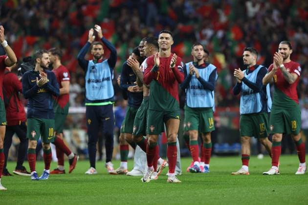 Portugal, Estadio do Dragao Porto, 13.10.2023 UEFA EURO, EM, Europameisterschaft,Fussball 2024 Qualifiers Group J Portugal - Slovakia v.l., Cristiano Ronaldo (Portugal) und Mitspieler bedankt sich bei den Fans, bedanken, Dank. Mannschaft nach dem Spiel, after the match bedankt sich bei den Fans, applauds the fans Copyright: JoaquimxFerreira