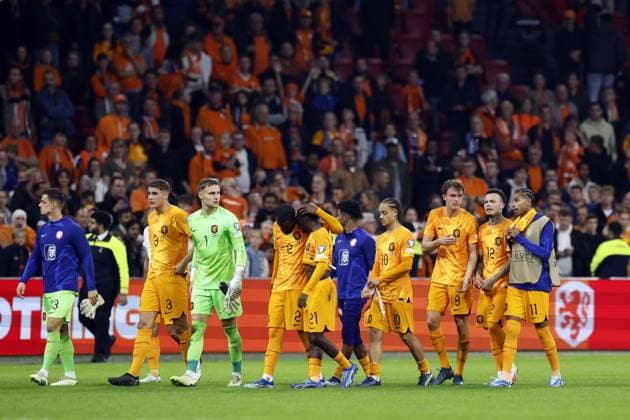 AMSTERDAM - (l-r) Holland goalkeeper Nick Olij, Micky van de Ven of Holland, Holland goalkeeper Bart Verbruggen, Lutsharel Geertruida of Holland, Jeremie Frimping of Holland, Xavi Simons of Holland, Mats Wieffer of Holland, Quilindschy Hartman of Holland, Calvin Stengs of Holland during the European Championship, EM, Europameisterschaft Qualifying match in group B between the Netherlands and France in the Johan Cruijff ArenA on October 13, 2023 in Amsterdam, the Netherlands. ANP KOEN VAN WEEL UEFA EURO, EM, Europameisterschaft,Fussball 2024 Qualifying Round 2023 2024 xVIxANPxSportx xxANPxIVx 481004018 originalFilename: 481004018.jpg