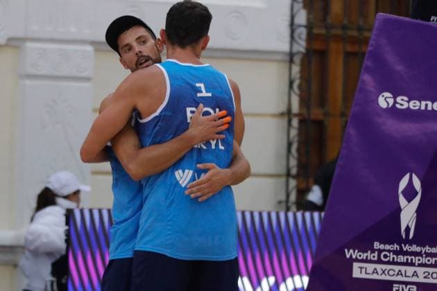 October 14, 2023, Tlaxcala, Ciudad de Mexico, Mexico: October 13, 2023, Tlaxcala, Mexico: Bartosz Losiak (L) and Michal Bryl of Poland celebrate during the Beach volleyball, Beachvolleyball World Championship, WM, Weltmeisterschaft Men s Quarterfinals between USA and Poland. on October 13, 2023 in Tlaxcala, Mexico. Tlaxcala Mexico - ZUMAe321 20231014_zsa_e321_003 Copyright: xEssenexHernandez xEyepixxGroupx