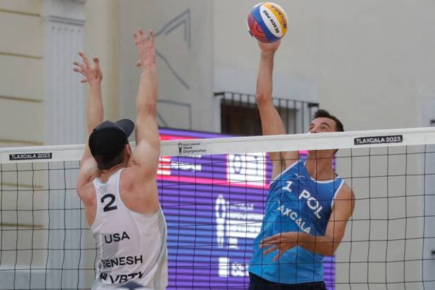 October 14, 2023, Tlaxcala, Ciudad de Mexico, Mexico: October 13, 2023, Tlaxcala, Mexico: Michal Bryl of Poland (L) competes against Andy Benesh of USA during the Beach volleyball, Beachvolleyball World Championship, WM, Weltmeisterschaft Men s Quarterfinals between USA and Poland. on October 13, 2023 in Tlaxcala, Mexico. Tlaxcala Mexico - ZUMAe321 20231014_zsa_e321_009 Copyright: xEssenexHernandez xEyepixxGroupx