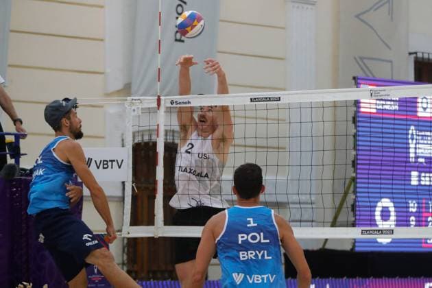 October 14, 2023, Tlaxcala, Ciudad de Mexico, Mexico: October 13, 2023, Tlaxcala, Mexico: Andy Benesh of USA compites against team Poland during the Beach volleyball, Beachvolleyball World Championship, WM, Weltmeisterschaft Men s Quarterfinals between USA and Poland. on October 13, 2023 in Tlaxcala, Mexico. Tlaxcala Mexico - ZUMAe321 20231014_zsa_e321_031 Copyright: xEssenexHernandez xEyepixxGroupx