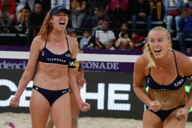 October 14, 2023, Tlaxcala, Ciudad de Mexico, Mexico: October 13, 2023, Tlaxcala, Mexico: Kelly Cheng and Sara Hughes of USA celebrate during the Beach volleyball, Beachvolleyball World Championship, WM, Weltmeisterschaft Women s Quarterfinals between USA and Brazil. on October 13, 2023 in Tlaxcala, Mexico. Tlaxcala Mexico - ZUMAe321 20231014_zsa_e321_048 Copyright: xEssenexHernandez xEyepixxGroupx