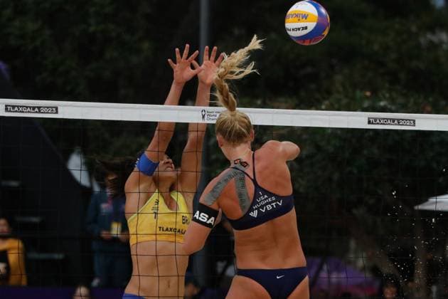 October 14, 2023, Tlaxcala, Ciudad de Mexico, Mexico: October 13, 2023, Tlaxcala, Mexico: Sara Hughes of USA competes agains Taino¡ Bigi of Brazil during the Beach volleyball, Beachvolleyball World Championship, WM, Weltmeisterschaft Women s Quarterfinals between USA and Brazil. on October 13, 2023 in Tlaxcala, Mexico. Tlaxcala Mexico - ZUMAe321 20231014_zsa_e321_069 Copyright: xEssenexHernandez xEyepixxGroupx