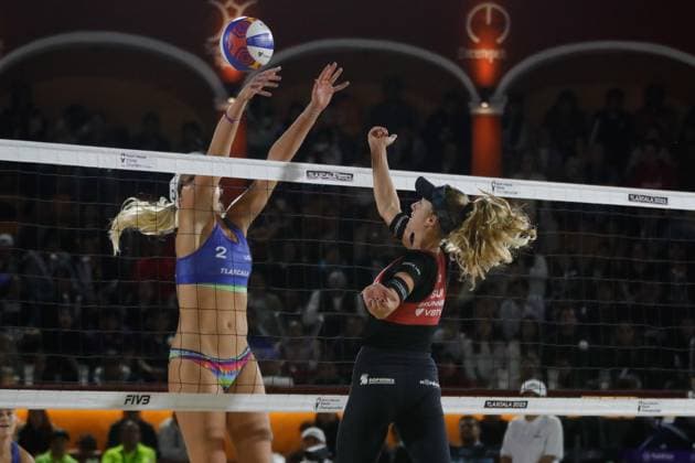 October 14, 2023, Tlaxcala, Ciudad de Mexico, Mexico: October 13, 2023, Tlaxcala, Mexico: Nina Brunner of Switzerland competes agains Taryn Kloth of USA during the Beach volleyball, Beachvolleyball World Championship, WM, Weltmeisterschaft Women s Quarterfinals between USA and Switzerland. on October 13, 2023 in Tlaxcala, Mexico. Tlaxcala Mexico - ZUMAe321 20231014_zsa_e321_093 Copyright: xEssenexHernandez xEyepixxGroupx