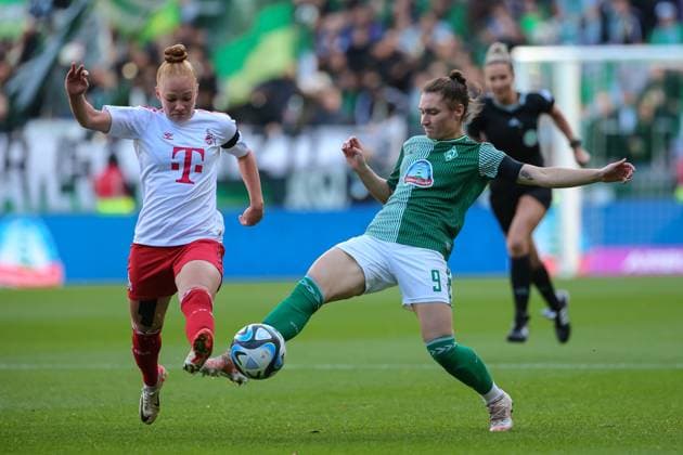 v.li.: Laura Vogt (1. FC Köln, 8) und Sophie Weidauer (SV Werder Bremen, 9) im Zweikampf, Duell, Dynamik, Aktion, Action, Spielszene, DIE DFB-RICHTLINIEN UNTERSAGEN JEGLICHE NUTZUNG VON FOTOS ALS SEQUENZBILDER UND ODER VIDEOÄHNLICHE FOTOSTRECKEN. DFB REGULATIONS PROHIBIT ANY USE OF PHOTOGRAPHS AS IMAGE SEQUENCES AND OR QUASI-VIDEO., 14.10.2023, Bremen (Deutschland), Fussball, Google Pixel Frauen-Bundesliga, SV Werder Bremen - 1. FC Köln