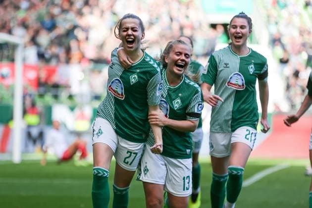 Sport Bilder des Tages v.li.: Nina Lührßen (SV Werder Bremen, 27) und Ricarda Walkling (SV Werder Bremen, 13) mit Torjubel, Jubel, jubeln, jubelt, optimistisch, Spielszene, Highlight, Freude über das Tor zum 1:0, DIE DFB-RICHTLINIEN UNTERSAGEN JEGLICHE NUTZUNG VON FOTOS ALS SEQUENZBILDER UND ODER VIDEOÄHNLICHE FOTOSTRECKEN. DFB REGULATIONS PROHIBIT ANY USE OF PHOTOGRAPHS AS IMAGE SEQUENCES AND OR QUASI-VIDEO., 14.10.2023, Bremen (Deutschland), Fussball, Google Pixel Frauen-Bundesliga, SV Werder Bremen - 1. FC Köln