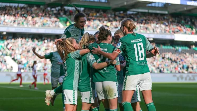 v.li.: Spielerinnen des SV Werder Bremen mit Torjubel, Jubel, jubeln, jubelt, optimistisch, Spielszene, Highlight, Freude über das Tor zum 1:0, DIE DFB-RICHTLINIEN UNTERSAGEN JEGLICHE NUTZUNG VON FOTOS ALS SEQUENZBILDER UND ODER VIDEOÄHNLICHE FOTOSTRECKEN. DFB REGULATIONS PROHIBIT ANY USE OF PHOTOGRAPHS AS IMAGE SEQUENCES AND OR QUASI-VIDEO., 14.10.2023, Bremen (Deutschland), Fussball, Google Pixel Frauen-Bundesliga, SV Werder Bremen - 1. FC Köln