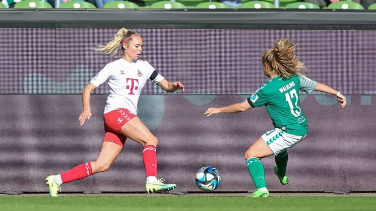 v.li.: Janina Hechler (1. FC Köln, 28) und Ricarda Walkling (SV Werder Bremen, 13) im Zweikampf, Duell, Dynamik, Aktion, Action, Spielszene, DIE DFB-RICHTLINIEN UNTERSAGEN JEGLICHE NUTZUNG VON FOTOS ALS SEQUENZBILDER UND ODER VIDEOÄHNLICHE FOTOSTRECKEN. DFB REGULATIONS PROHIBIT ANY USE OF PHOTOGRAPHS AS IMAGE SEQUENCES AND OR QUASI-VIDEO., 14.10.2023, Bremen (Deutschland), Fussball, Google Pixel Frauen-Bundesliga, SV Werder Bremen - 1. FC Köln