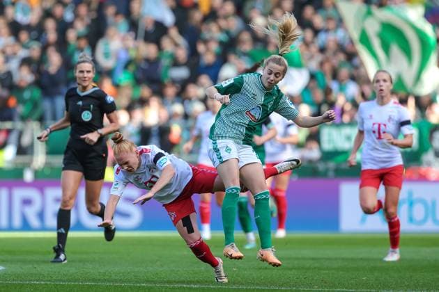 v.li.: Laura Vogt (1. FC Köln, 8) und Ricarda Walkling (SV Werder Bremen, 13) im Zweikampf, Duell, Dynamik, Aktion, Action, Spielszene, DIE DFB-RICHTLINIEN UNTERSAGEN JEGLICHE NUTZUNG VON FOTOS ALS SEQUENZBILDER UND ODER VIDEOÄHNLICHE FOTOSTRECKEN. DFB REGULATIONS PROHIBIT ANY USE OF PHOTOGRAPHS AS IMAGE SEQUENCES AND OR QUASI-VIDEO., 14.10.2023, Bremen (Deutschland), Fussball, Google Pixel Frauen-Bundesliga, SV Werder Bremen - 1. FC Köln
