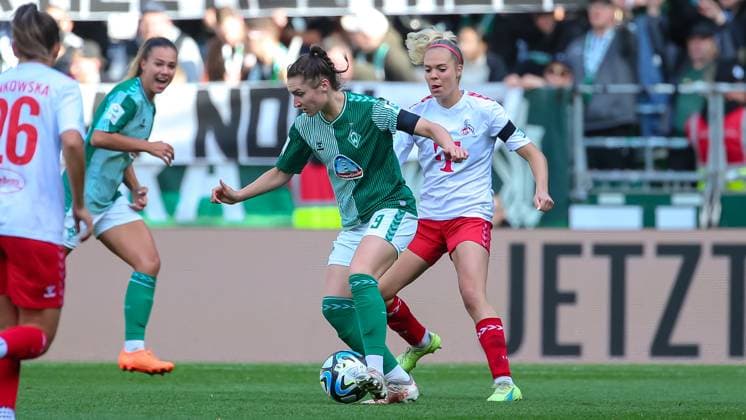 v.li.: Sophie Weidauer (SV Werder Bremen, 9) und Janina Hechler (1. FC Köln, 28) im Zweikampf, Duell, Dynamik, Aktion, Action, Spielszene, DIE DFB-RICHTLINIEN UNTERSAGEN JEGLICHE NUTZUNG VON FOTOS ALS SEQUENZBILDER UND ODER VIDEOÄHNLICHE FOTOSTRECKEN. DFB REGULATIONS PROHIBIT ANY USE OF PHOTOGRAPHS AS IMAGE SEQUENCES AND OR QUASI-VIDEO., 14.10.2023, Bremen (Deutschland), Fussball, Google Pixel Frauen-Bundesliga, SV Werder Bremen - 1. FC Köln